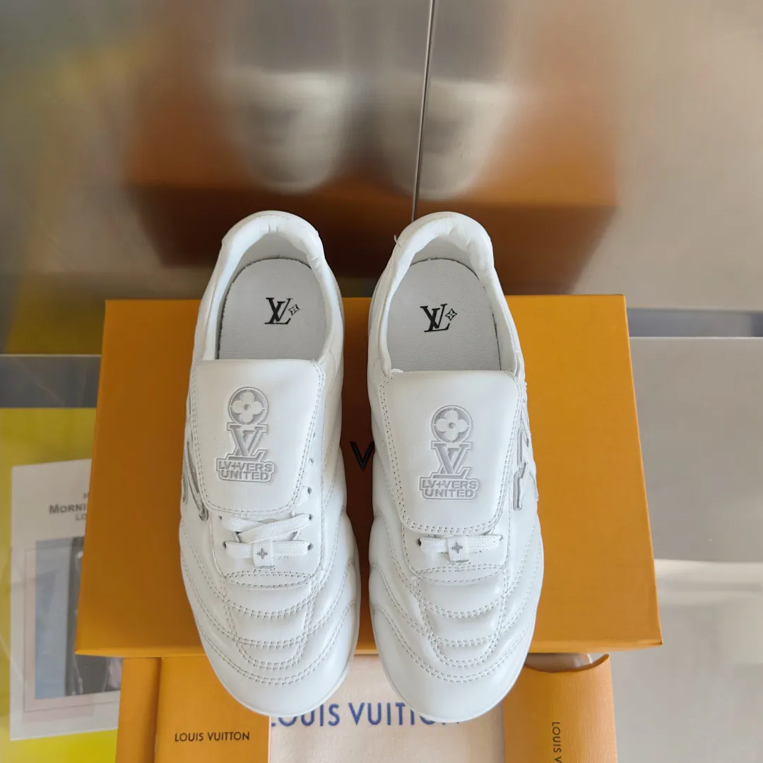 Top version: Couple model 640💰 LV Louis Vuitton L house Donkey brand latest Footprint series Couple model football sneakers casual running shoes original purchase development and production This Footprint Soccer sneaker was unveiled in the 2025 spring and summer series fashion show. It is the first sneaker designed by Pharrell Williams inspired by football shoes. The shoes are inspired by football, a sport that spans generations and cultures, echoing the 2025 spring and summer series fashion show's theme of unity and universal participation. The shoe is famous for its sleek design, with the dynamic IV Initials logo embellished on the side, the tongue embellished with the Lvers United badge inspired by the football team, and the foot pattern rubber sole decorated with multiple Louis Vuitton logos. Exquisitely packaged at the delivery counter🛍📦 ▪️Material: Original imported first-layer cowhide ▪️Lining: Original custom-made soft sheepskin lining ▪️Sole: Original open-molded two-color TPU combination sole ▪️Sole thickness: 3.5CM ▪️Size: Women’s 35-41 / Men’s 39-45